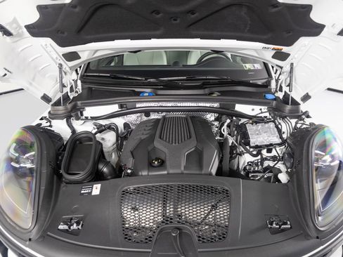 Certified 2026 Porsche Macan AWD/4WD image 47