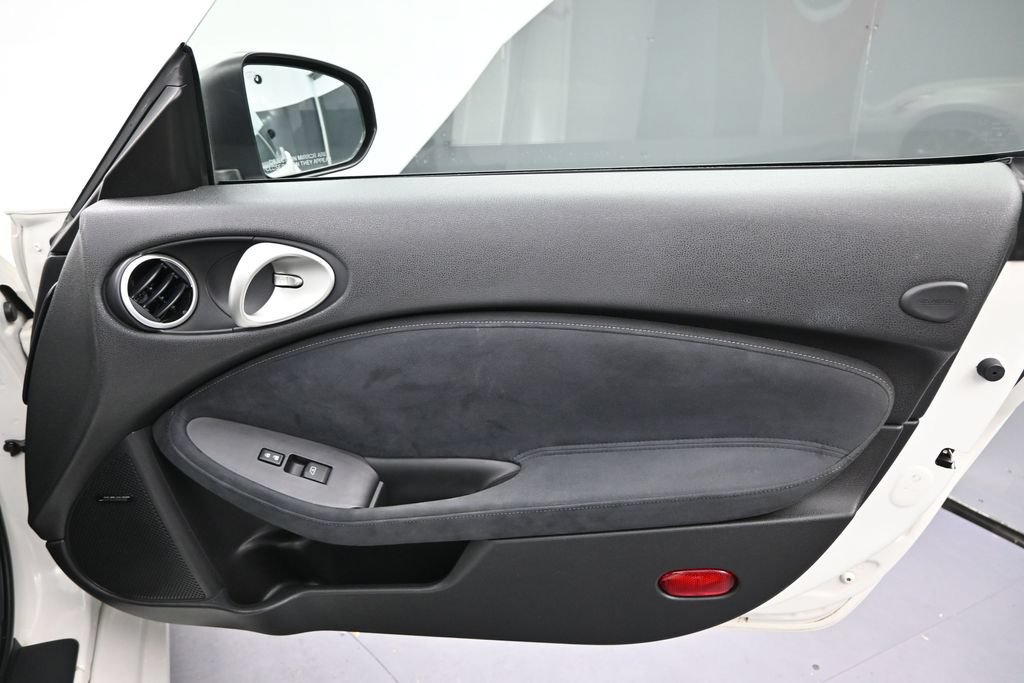 Used 2010 Nissan 370Z Touring RWD image 8