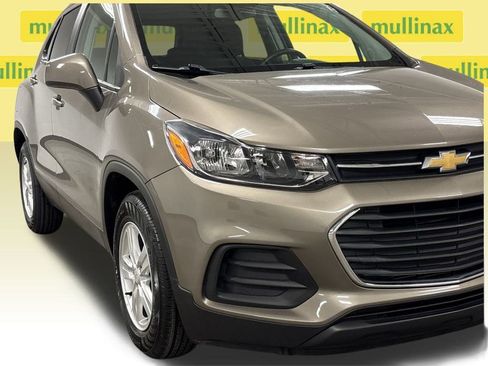 Used 2020 Chevrolet Trax LS w/ Tint and Cruise Package image 5