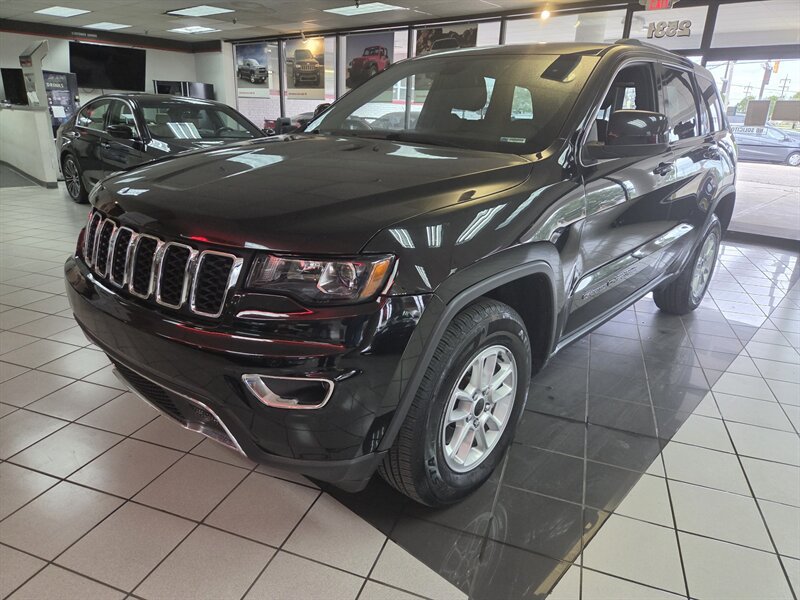 Used 2018 Jeep Grand Cherokee Laredo AWD/4WD image 2