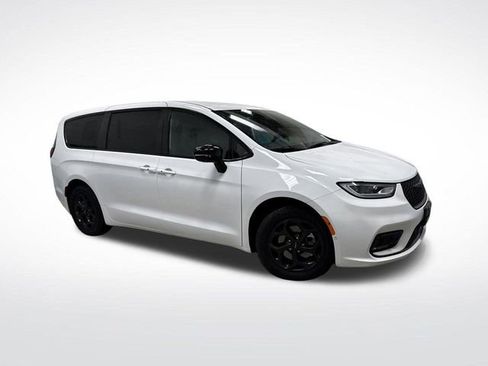 Used 2024 Chrysler Pacifica Select image 40