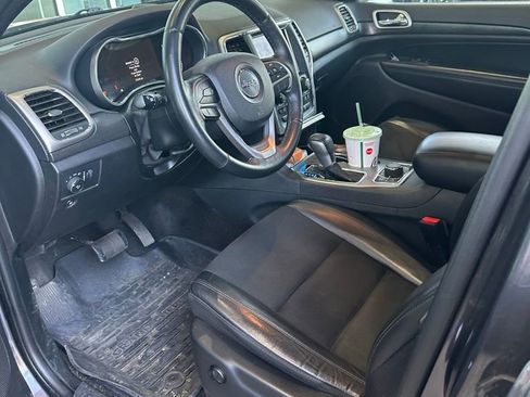 Used 2018 Jeep Grand Cherokee Laredo image 3