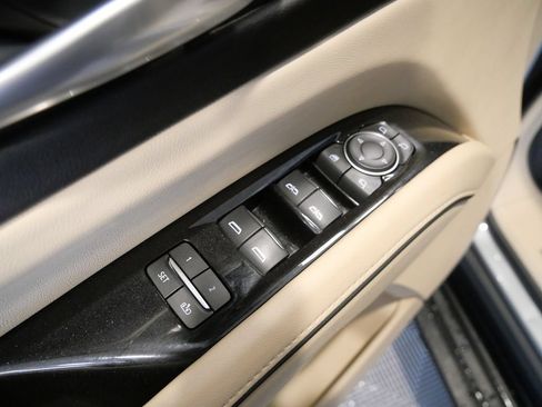 Used 2023 Cadillac Escalade Premium Luxury AWD/4WD image 16
