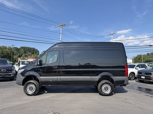 Used 2025 Mercedes-Benz Sprinter 2500 image 2