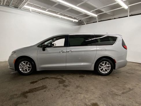 Used 2024 Chrysler Pacifica Touring-L image 3