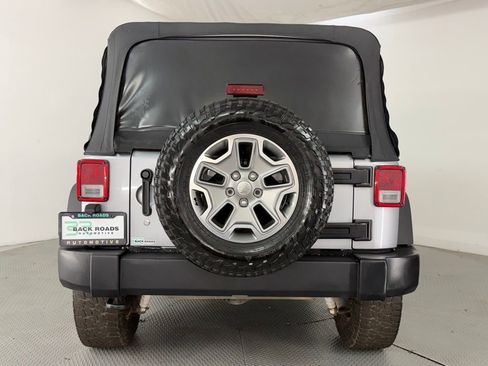 Used 2015 Jeep Wrangler Unlimited Rubicon w/ Connectivity Group AWD/4WD image 8