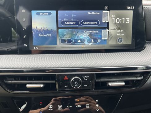 Certified 2025 Nissan Kicks SR FWD image 4