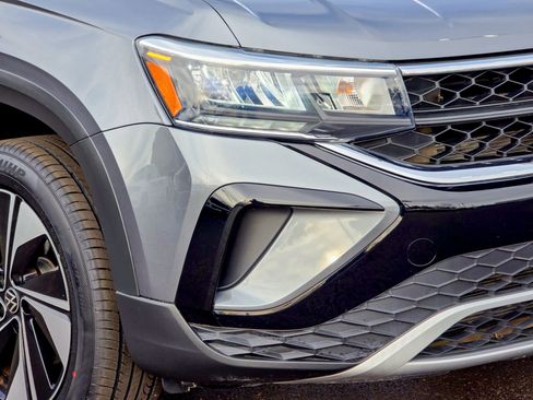 Used 2024 Volkswagen Taos SE w/ Panoramic Sunroof Package image 4