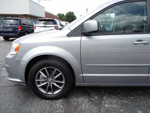 Used 2016 Dodge Grand Caravan SE FWD image 4