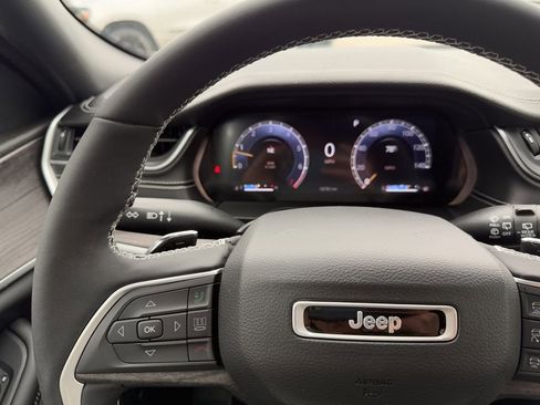 Used 2024 Jeep Grand Cherokee Limited w/ Black Appearance Package image 22