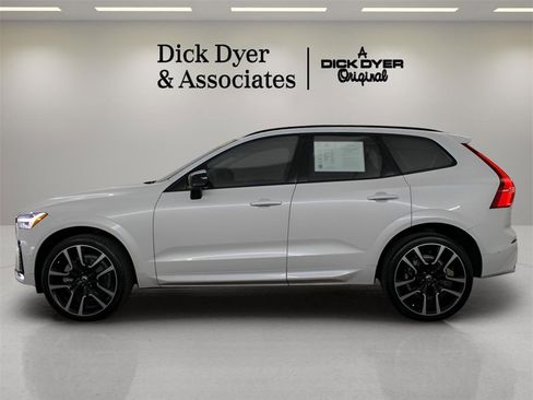 Certified 2023 Volvo XC60 B5 Ultimate w/ Climate Package image 5