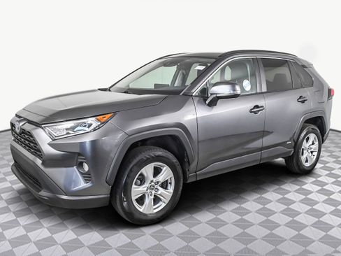 Used 2021 Toyota RAV4 XLE w/ Convenience Package image 4