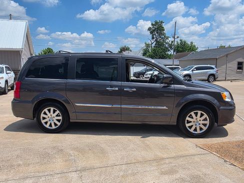 Used 2015 Chrysler Town & Country Touring w/ Driver Convenience Group FWD image 23