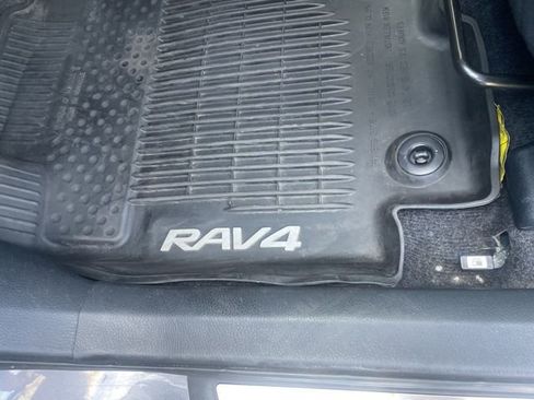 Used 2018 Toyota RAV4 XLE AWD/4WD image 24
