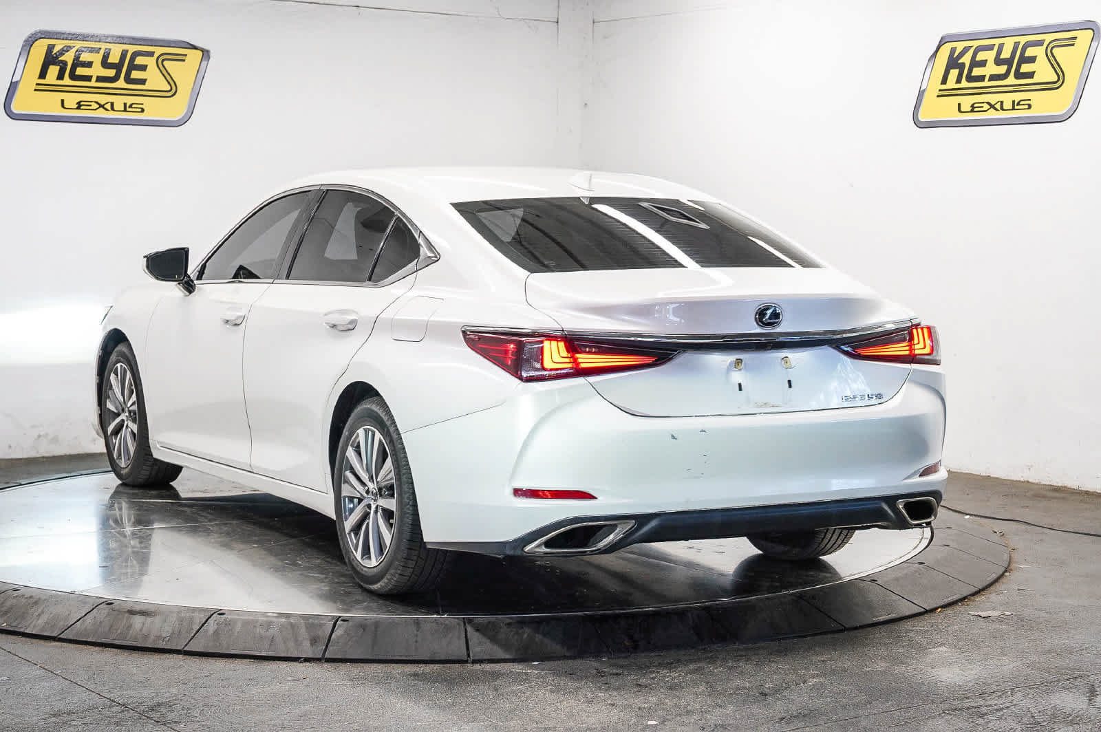 Used 2021 Lexus ES 350 w/ Accessory Package 2 FWD image 2