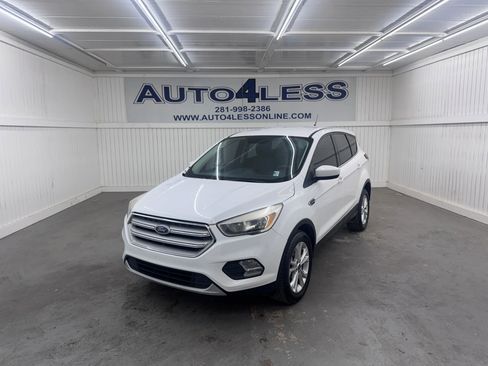 Used 2019 Ford Escape SE image 1