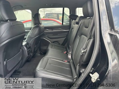 Used 2023 Jeep Grand Cherokee Limited w/ Black Appearance Package AWD/4WD image 5