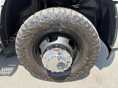 Used 2024 RAM 3500 Tradesman w/ Chrome Appearance Group AWD/4WD image 17