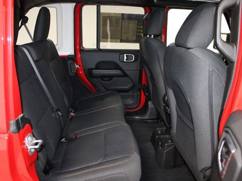 Used 2025 Jeep Wrangler Unlimited Sahara AWD/4WD image 31
