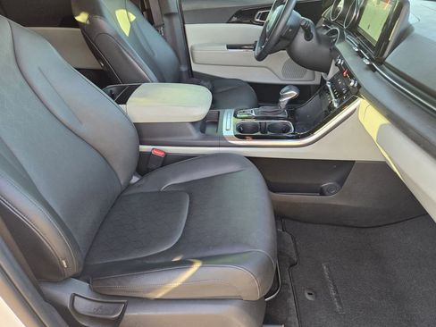Used 2023 Kia Carnival EX image 12