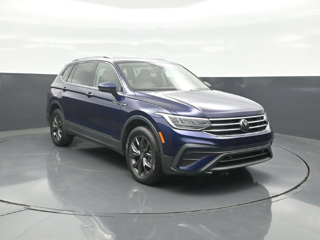 Used 2023 Volkswagen Tiguan SE w/ Panoramic Sunroof Package FWD image 1