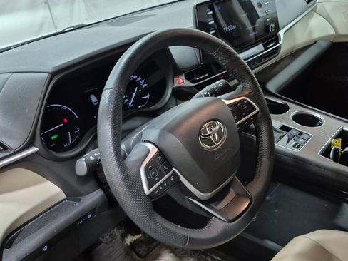 Used 2021 Toyota Sienna XLE image 11