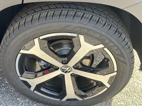 New 2026 Volkswagen Taos SEL image 9