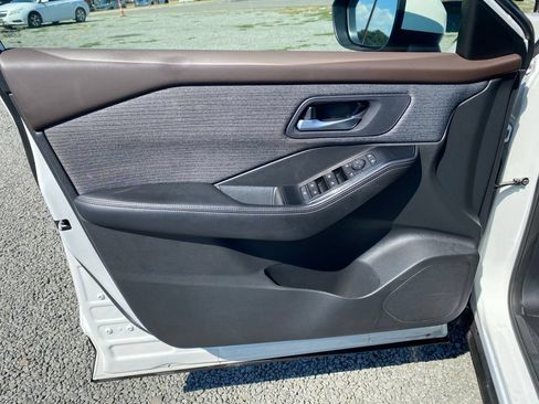 Used 2023 Nissan Rogue SV FWD image 8
