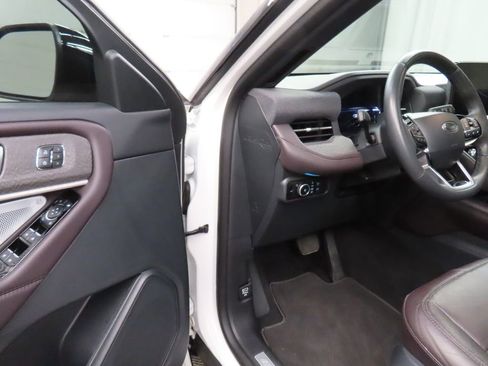 Used 2025 Ford Explorer Platinum w/ LUX Leather Package AWD/4WD image 60