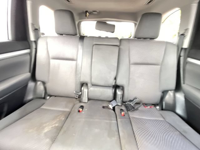 Used 2018 Toyota Highlander LE FWD image 16