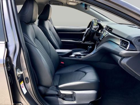 Used 2019 Toyota Camry SE w/ Convenience Package FWD image 9