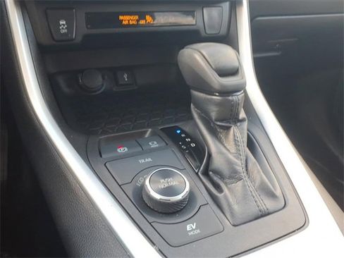Used 2022 Toyota RAV4 LE image 18