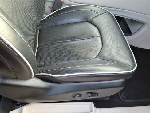 Used 2023 Chrysler Pacifica Limited FWD image 18