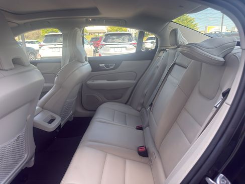 Used 2020 Volvo S60 T5 Momentum FWD image 10