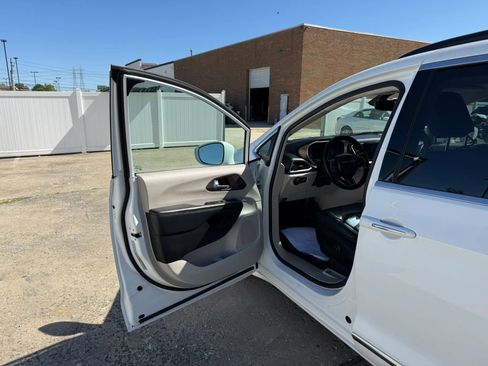 Used 2017 Chrysler Pacifica Touring-L FWD image 19