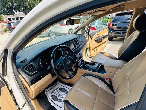 Used 2017 Kia Sedona LX w/ LX Essentials Premium Package FWD image 13