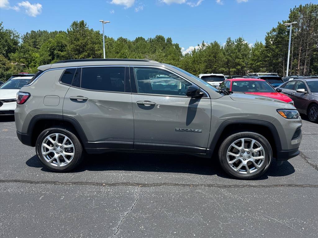 Used 2023 Jeep Compass Latitude AWD/4WD image 2