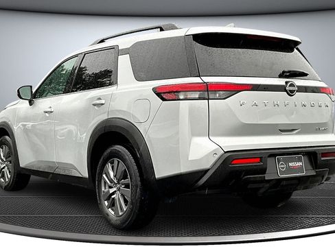 Used 2024 Nissan Pathfinder SV image 4