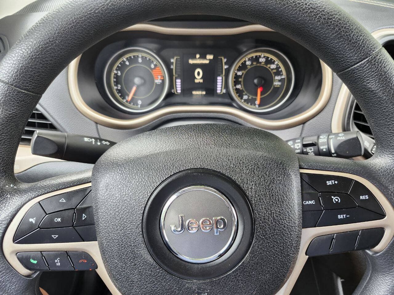 Used 2018 Jeep Cherokee Latitude w/ Mobile Office Group FWD image 11