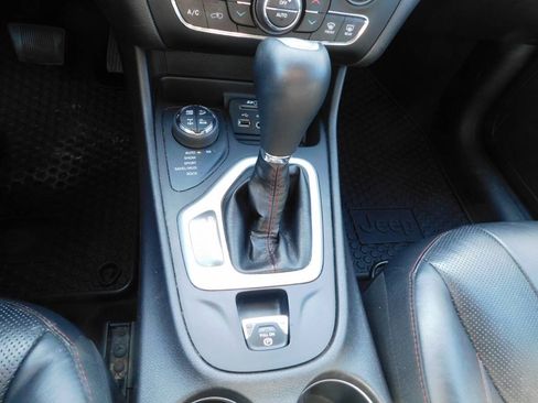Used 2017 Jeep Cherokee Trailhawk AWD/4WD image 19