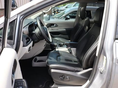 Used 2018 Chrysler Pacifica Limited FWD image 10