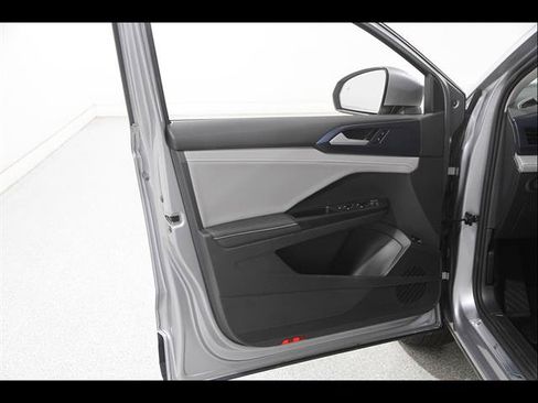 Certified 2024 Volkswagen Taos SE AWD/4WD image 4