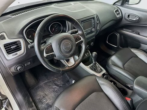 Used 2018 Jeep Compass Latitude FWD image 2