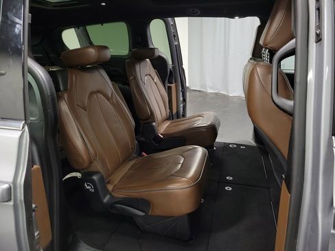 Used 2020 Chrysler Pacifica Limited image 26