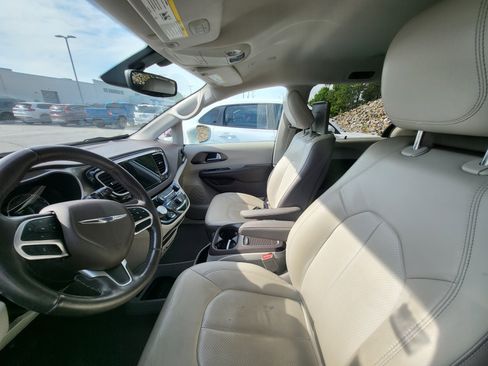 Used 2018 Chrysler Pacifica Touring-L Plus FWD image 10