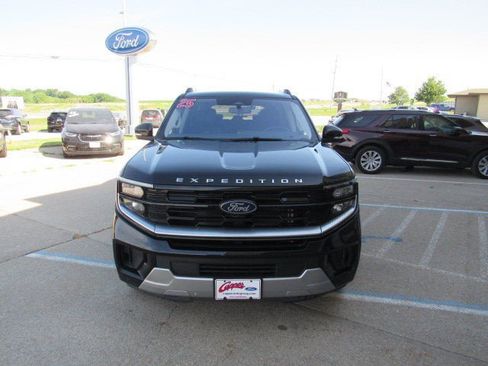 Used 2025 Ford Expedition Platinum AWD/4WD image 2