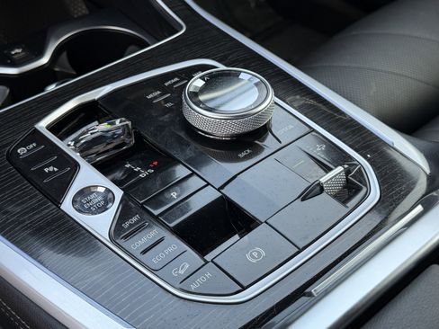 Used 2024 BMW X7 xDrive40i w/ M Sport Package image 25