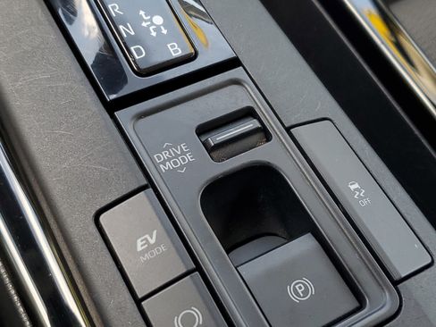 Certified 2024 Toyota Prius LE FWD image 30