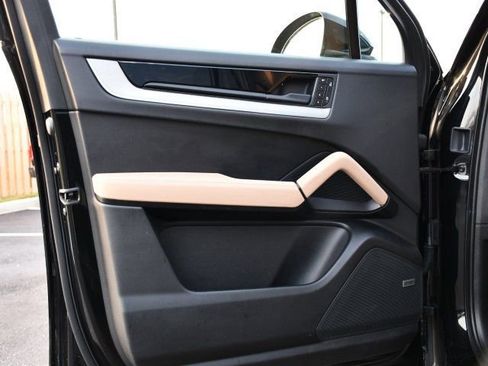 Used 2025 Porsche Cayenne image 10