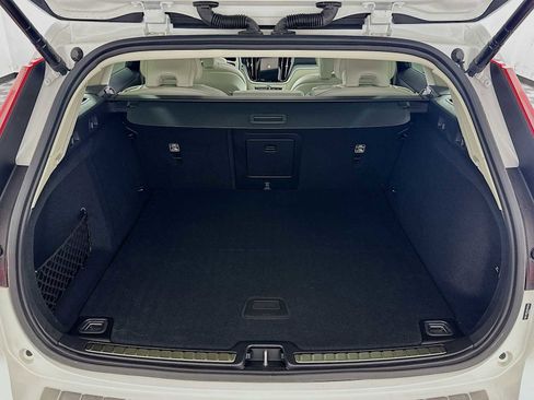 Used 2025 Volvo V60 B5 Cross Country Ultra w/ Climate Package image 24